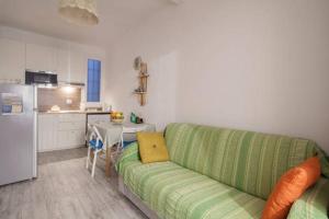 A kitchen or kitchenette at Aurora: Beach-5 Terre-trekking-excursions-relax