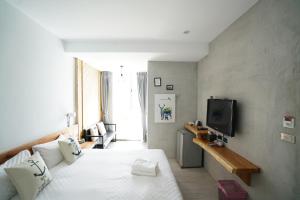 TV a/nebo společenská místnost v ubytování The Red Hotel