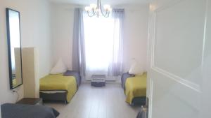 ein Hotelzimmer mit 2 Betten und einem Spiegel in der Unterkunft AVI City Apartments GoodHouse in Düsseldorf