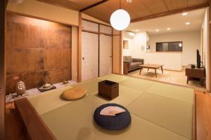 een woonkamer met een bank en een tafel bij Kiraku Kyoto Higashiyama in Kyoto