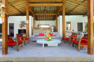 水明漾‎的住宿－Villa Thiara by Optimum Bali Villas，客厅配有沙发和桌椅