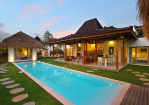 een villa met een zwembad voor een huis bij Villa Thiara by Optimum Bali Villas in Seminyak