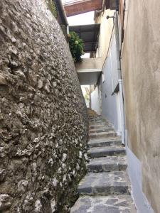 a stone wall with stairs next to a building at Appartamento Andrea in Ravello