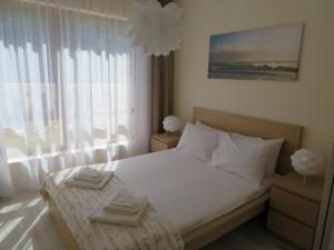 En eller flere senger på et rom på Апартаменти Варна Саут на плажа - Varna South Apartments on the beach
