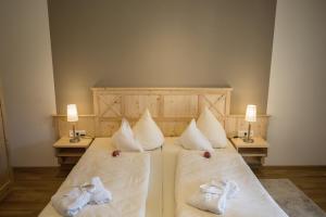 バルダーシュヴァングにあるAlmhof Lässerのベッドルーム1室(白いシーツと枕のベッド2台付)