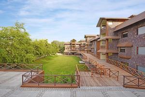 a view of the courtyard of an apartment building at The Baagh Ananta Elite Ranthambore in Sawāi Mādhopur