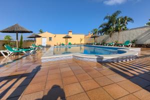 Basen w obiekcie Apartamentos Villafaro Conil lub w pobliżu