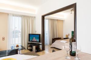 โทรทัศน์และ/หรือระบบความบันเทิงของ Terinikos Hotel Junior Suites & Apartments