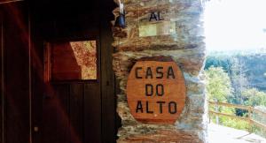 uma placa no lado de um edifício que diz acas do alto em Casa do Alto em Penacova