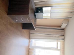 een kleine kamer met een raam en een keuken bij Hotel COOP Central in Obzor