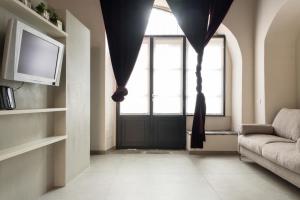 ミラノにあるLe scuderie di Sant'Ambrogioのリビングルーム(ドア、ソファ付)