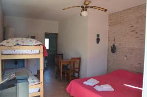ein Schlafzimmer mit Etagenbett und Tisch in der Unterkunft Nueve Lunas Chascomus in Chascomús + 20 Fotos