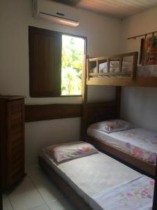 Ένα ή περισσότερα κρεβάτια σε δωμάτιο στο Chalé dos Milagres 01