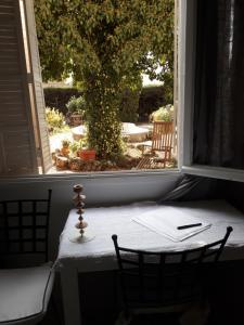 ムージャンにあるLa Mignardeの窓際のテーブル