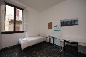 フィレンツェにあるGuelfa Apartmentのベッドルーム1室(ベッド1台、デスク、窓付)