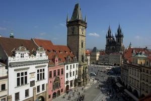 - une vue sur une ville avec une tour de l'horloge dans l'établissement Old Town Melantrichova Apartment, à Prague
