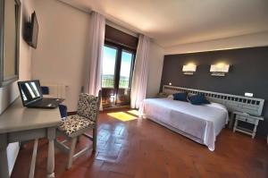 Postel nebo postele na pokoji v ubytování Hospedium Hotel Juan II