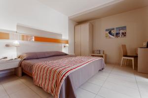 Кровать или кровати в номере Lagomandra Beach Hotel