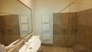A bathroom at Weinhotel Rieder