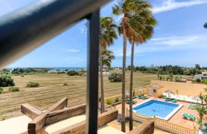Basen w obiekcie Apartamentos Villafaro Conil lub w pobliżu
