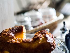 un pedazo de pastel sentado en un plato de vidrio en Casa Carolina, en Oporto