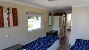 ein Wohnzimmer mit 2 Betten und einem Fenster in der Unterkunft Sportboot Lorenzo in Bornheim