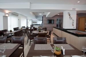Uma área de estar em BH Jaraguá Hotel