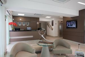 Uma TV ou centro de entretenimento em BH Jaraguá Hotel