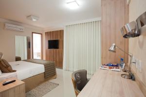 Uma TV ou centro de entretenimento em BH Jaraguá Hotel