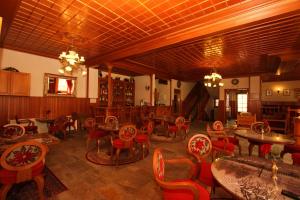 Uma área de estar em Archontiko Metsovou Luxury Boutique Hotel
