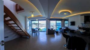 フェティエにあるLuxury Apartment with Seaviewのリビングルーム(階段付)、眺めの良いリビングルーム
