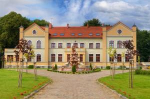duży budynek z fontanną przed nim w obiekcie HOTEL - Pałac Słonowice w mieście Brzeżno