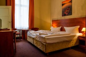 Een bed of bedden in een kamer bij Hotel Astrid am Kurfürstendamm