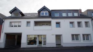 una casa blanca con techo negro en Luxury-Apartment Alexandra, en Bonn