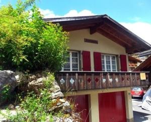ein kleines Haus mit Balkon darüber in der Unterkunft Pfaffenstöckli in Grindelwald