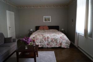 ターレにあるFerienwohnung Trenkelのベッドルーム1室(ベッド1台、テーブル、ソファ付)