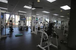 - une salle de sport avec tapis de course et machines elliptiques dans l'établissement Ocean Reserve Piso 4 STR264, à Miami Beach