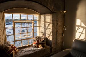 een raam in een kamer met uitzicht op een haven bij Mayflower Apartments, Royal William Yard in Plymouth