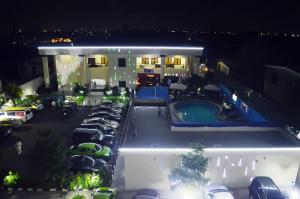 Kolam renang di atau dekat dengan De Santos Hotel