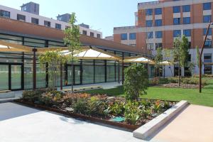 Vonkajšia záhrada v ubytovaní Hotel Alimara