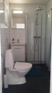 bagno bianco con servizi igienici e doccia di Sjönära Ullared a Ullared