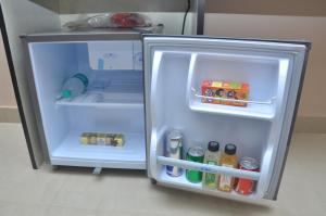 - un réfrigérateur ouvert avec de la nourriture et des boissons dans l'établissement Travelling Troopers Homestay, à Varanasi