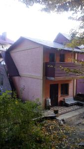 uma casa com um alpendre e um edifício em Cottage 5 em Karpaty