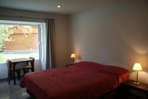 埃爾卡拉法特的住宿－埃爾蓬特公寓酒店，一间卧室配有一张床、一张桌子和一个窗户。