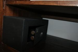 埃尔卡拉法特Departamentos-Cabañas y Habitaciones Compartidas El Puente的木墙上的黑色电源插座