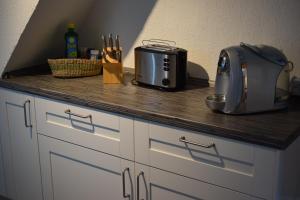 a kitchen counter top with a toaster and a toaster at Messewohnung Gräfrath in Solingen