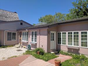 una casa con una casa rosa en Inn At The Park - The Cottage en Cape May