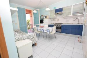 uma cozinha e sala de jantar com mesa e cadeiras em Acquacheta em Marina di Campo