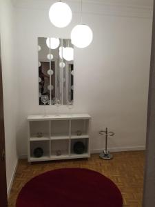 um quarto com uma cómoda branca e um espelho em Parque del Carmen em Logroño