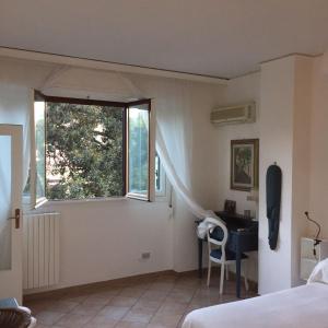 パレルモにあるLa Casetta Del Giardinoのベッドルーム1室(ベッド1台、デスク、窓付)